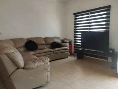 Zona de estar de Hermosa casa a 5 minutos del consulado Americano, cuenta con 3 recamaras, sistema de refrigeración y calefacción