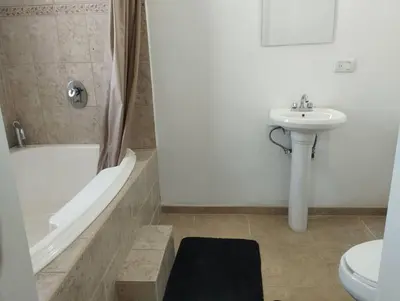 Un baño de Hermosa casa a 5 minutos del consulado Americano, cuenta con 3 recamaras, sistema de refrigeración y calefacción