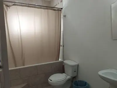 Un baño de Hermosa casa a 5 minutos del consulado Americano, cuenta con 3 recamaras, sistema de refrigeración y calefacción