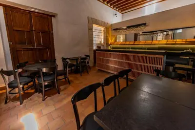 Un restaurante o sitio para comer en La Gloria Mesón