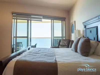 Cama o camas de una habitación en Playa Blanca Premier Unit 1302