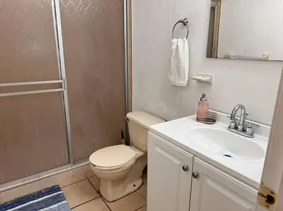 Un baño de Comodo y ubicado Departamento Visa hospitales USA