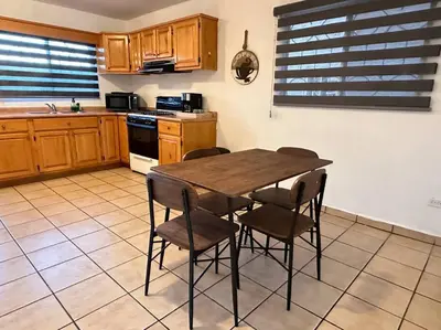 Una cocina o zona de cocina en Comodo y ubicado Departamento Visa hospitales USA