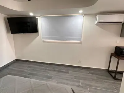 Una televisión o centro de entretenimiento en Super Loft ubicadísimo cerca Visas Hospital