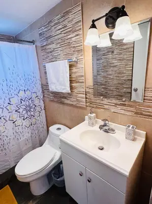 Un baño de Super Loft ubicadísimo cerca Visas Hospital