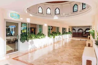 El vestíbulo o zona de recepción de Solamar Inn Mazatlan