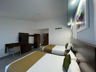Una televisión o centro de entretenimiento en Solamar Inn Mazatlan