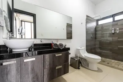 Un baño de Elegante depa en zona dorada