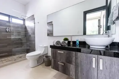Un baño de depa moderno y en zona dorada súper centrico