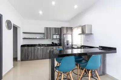 Una cocina o zona de cocina en depa moderno y en zona dorada súper centrico