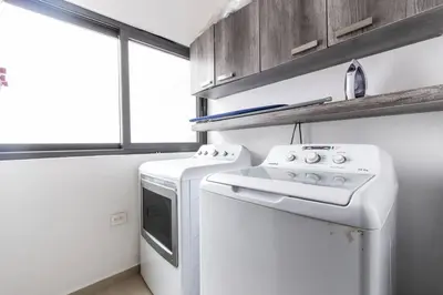 Una cocina o zona de cocina en depa moderno y en zona dorada súper centrico