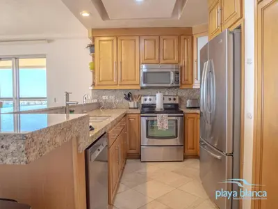Una cocina o zona de cocina en Playa Blanca Premier Unit 810