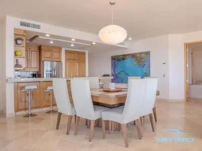 Una cocina o zona de cocina en Playa Blanca Premier Unit 810