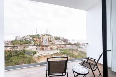 Un balcón o terraza de Elegante depa frente al malecón y cerca del centro