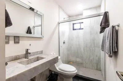 Un baño de Elegante depa frente al malecón y cerca del centro