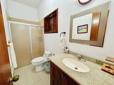 Un baño de en centro cerca de la playa y machado by G P S rentas