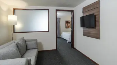 Una televisión o centro de entretenimiento en Holiday Inn Express Culiacan by IHG