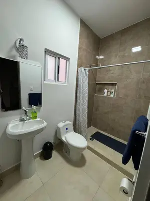 Un baño de Uvm y salon de eventos lago di como