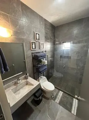 Un baño de Nightlife Haven