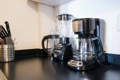 Utensilios para hacer té y café en Quiet and Central Setting 2BR 1BA Office