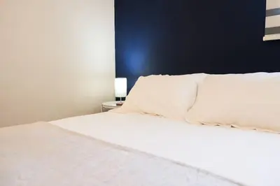 Cama o camas de una habitación en Quiet and Central Setting 2BR 1BA Office