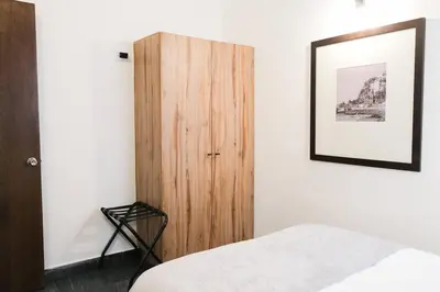 Cama o camas de una habitación en Quiet and Central Setting 2BR 1BA Office
