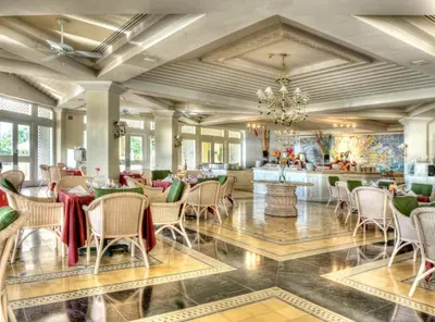 Un restaurante o sitio para comer en Pueblo Bonito Emerald Bay Resort & Spa