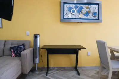 Una televisión o centro de entretenimiento en Enjoy Waves History and Comfort 2BR - 6 Guests