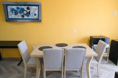 Una televisión o centro de entretenimiento en Enjoy Waves History and Comfort 2BR - 6 Guests