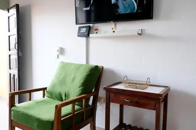 Una televisión o centro de entretenimiento en Remodeled Cozy Central 3 blocks from the Malecon