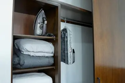 Cama o camas de una habitación en King Bed Retreat Parking Ideal Workspace
