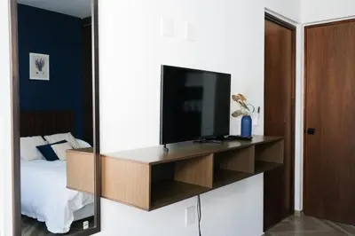 Una televisión o centro de entretenimiento en King Bed Retreat Parking Ideal Workspace