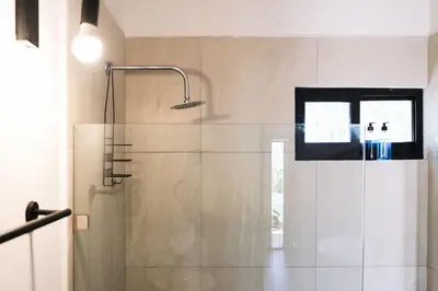 Un baño de Walkable Vacation Gem 2BR1BA Office