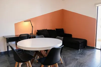 Zona de estar de Walkable Vacation Gem 2BR1BA Office