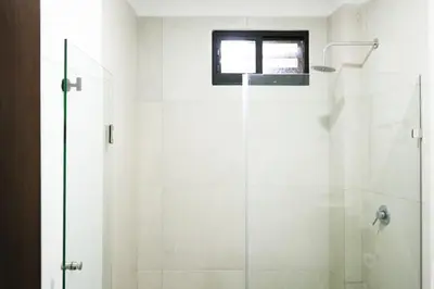 Un baño de Central Business Trip and Couples 1BR 1BA Office