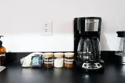 Utensilios para hacer té y café en 2BR1BA Office No Car Needed