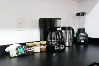Utensilios para hacer té y café en Central and Comfortable 2BR1BA Work Here