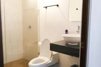 Un baño de Relaxed Centrally Located 2BR 1BA Ideal Workspace