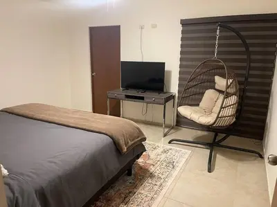 Una televisión o centro de entretenimiento en Casa en zona exlusiva al norte de la ciudad