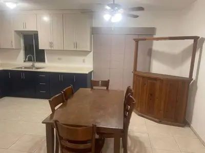 Una cocina o zona de cocina en Bonita casa espaciosa en Residencial Montecarlo