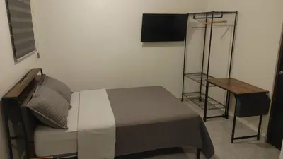 Una televisión o centro de entretenimiento en Estudios OM