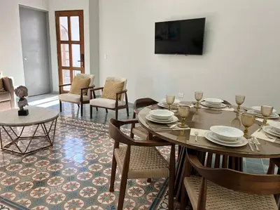 Una televisión o centro de entretenimiento en CASA VICTORIA Departamento exclusivo y único en Centro Histórico