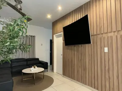 Una televisión o centro de entretenimiento en New home cozy and comfortable!