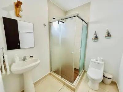 Un baño de Casa en privada cerca de la playa y la Marina