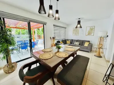 Zona de estar de Casa en privada cerca de la playa y la Marina