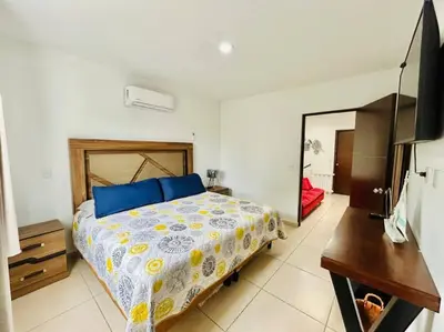 Una televisión o centro de entretenimiento en Casa en privada cerca de la playa y la Marina