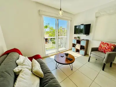 Una televisión o centro de entretenimiento en Departamento cerca del mar y con vista