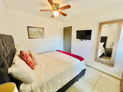 Una televisión o centro de entretenimiento en Departamento cerca del mar y con vista