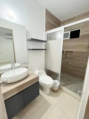 Un baño de Casa con alberca privada en Almarena