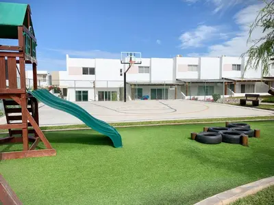 Zona de juegos infantil en Casa con alberca privada en Almarena